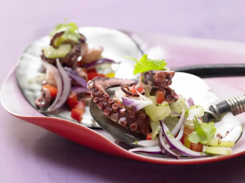 Würziger Oktopus-Gemüse-Salat