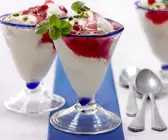 Mandelmilch-Eis mit Granatapfelsirup