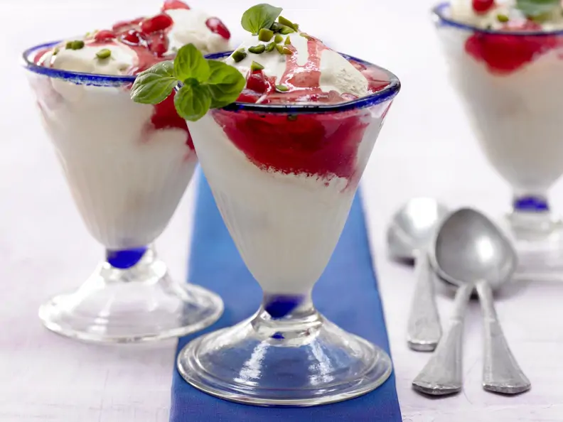 Mandelmilch-Eis mit Granatapfelsirup