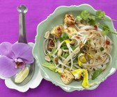 Thailändische Reisnudelpfanne mit Tofu und Chilisauce