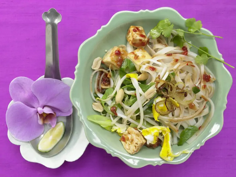Thailändische Reisnudelpfanne mit Tofu und Chilisauce