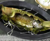 Curry-Forelle im Bananenblatt