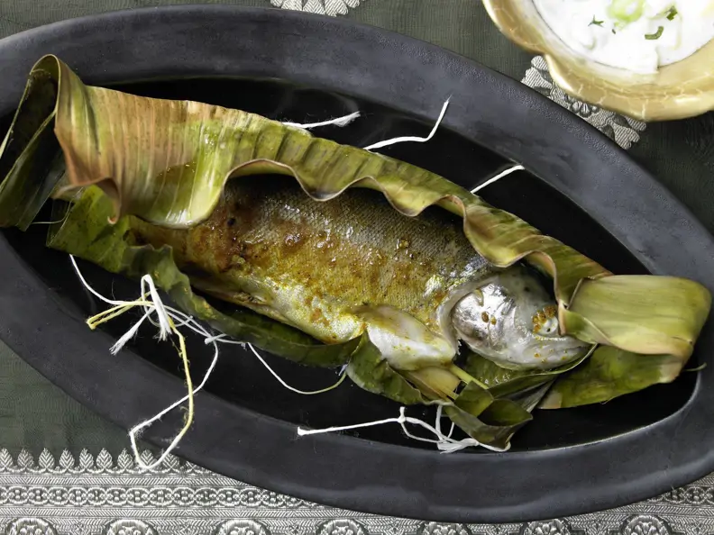 Curry-Forelle im Bananenblatt
