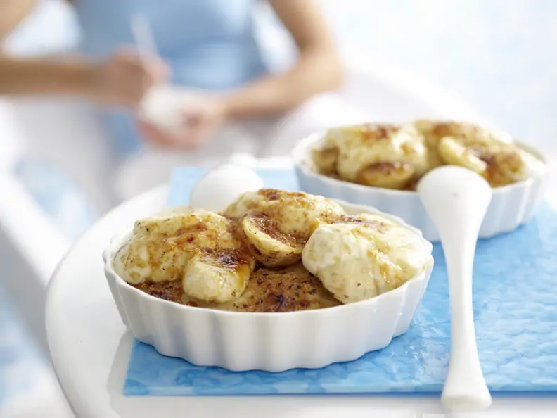 Gratinierter Porridge mit Bananen und Joghurt