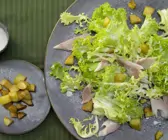 Räucherforelle auf grünem Salat