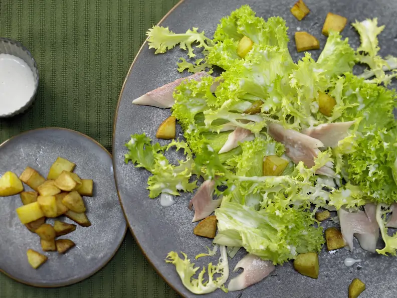 Räucherforelle auf grünem Salat