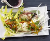 Löwenzahnsalat mit Ziegenkäsetalern
