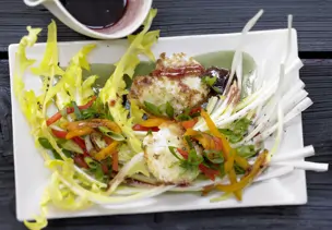 Löwenzahnsalat mit Ziegenkäsetalern