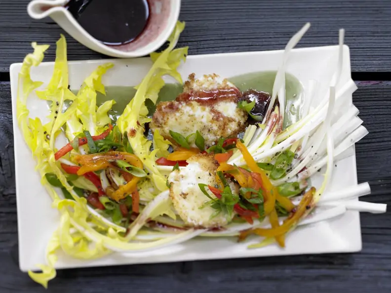 Löwenzahnsalat mit Ziegenkäsetalern