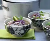 Vietnamesische Suppe mit Rindfleisch und Reisnudeln