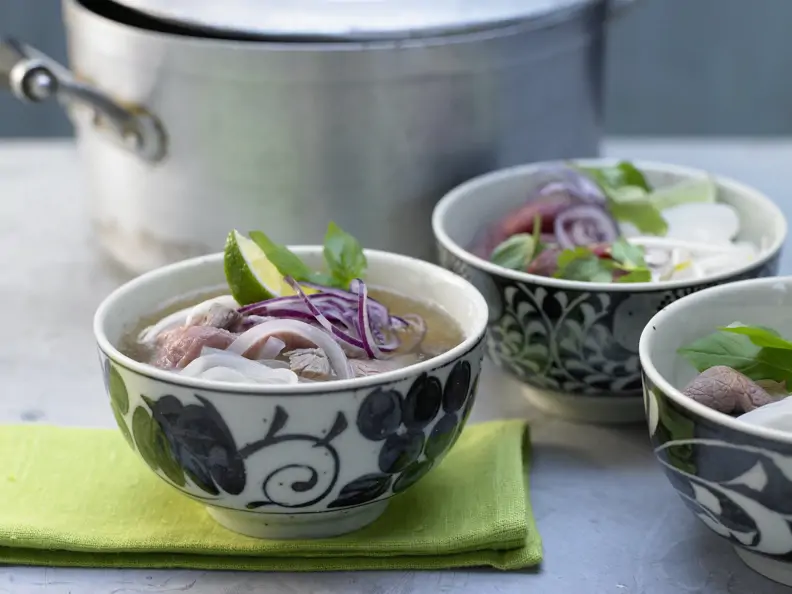 Vietnamesische Suppe mit Rindfleisch und Reisnudeln
