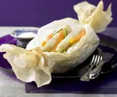 Weißer Spargel im Papierpaket