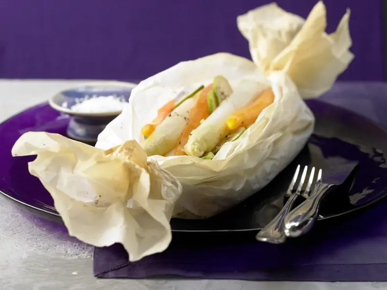 Weißer Spargel im Papierpaket