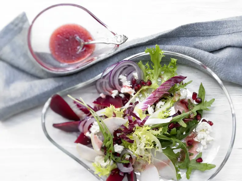 Salatteller mit Nashi, Schafskäse