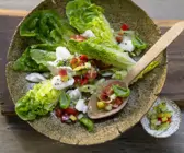 Kabeljau auf Gemüsesalat