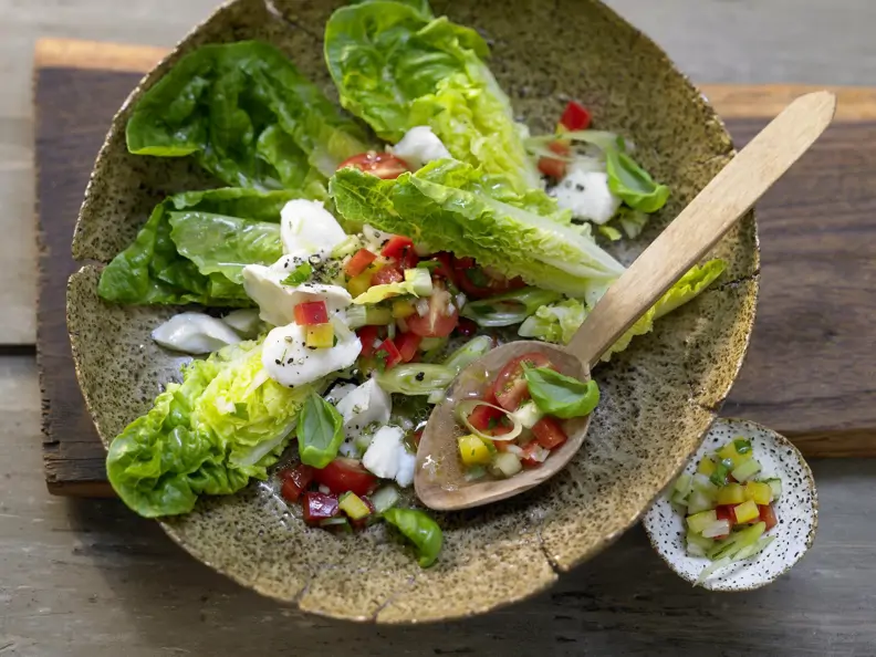 Kabeljau auf Gemüsesalat