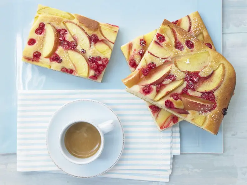 Nektarinen-Johannisbeer-Kuchen