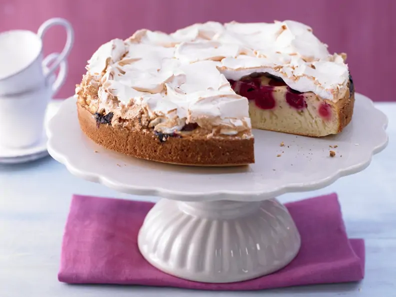 Kirsch-Baiser-Torte mit Buttermilch