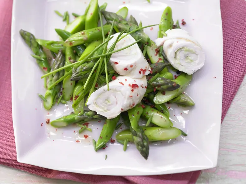 Putenroulade auf Spargelsalat