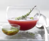 Würzige Melonenkaltschale mit Frühlingszwiebeln