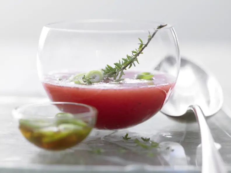 Würzige Melonenkaltschale mit Frühlingszwiebeln
