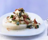 Gemüse-Relish auf Sellerie