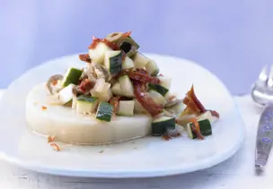 Gemüse-Relish auf Sellerie