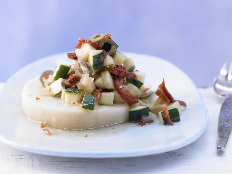 Gemüse-Relish auf Sellerie