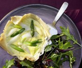 Spargel-Tartelettes von grünem und weißem Spargel mit Bärlauch-Pesto