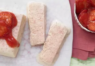 Erdbeerparfait ohne Zucker mit marinierten Erdbeeren
