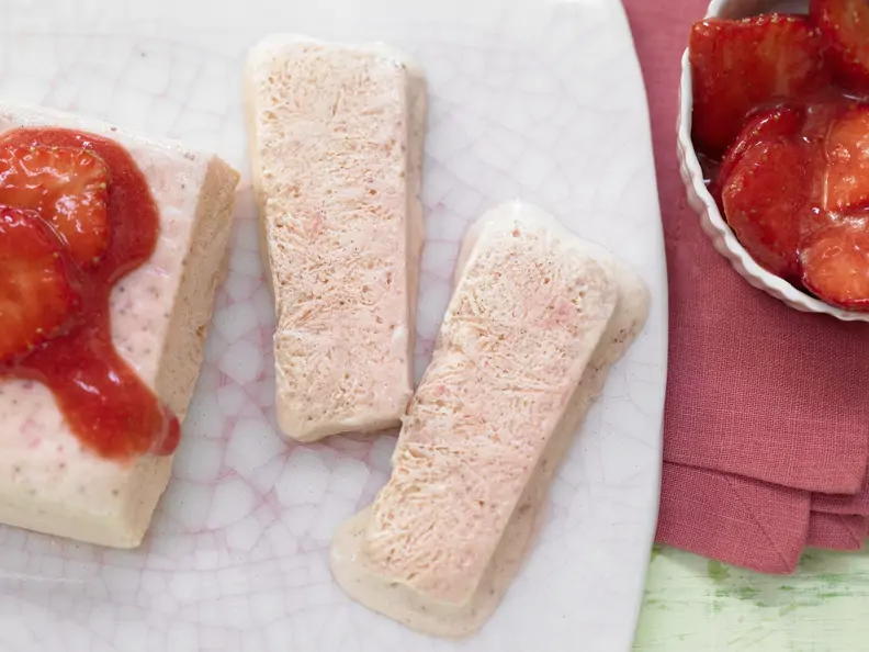 Erdbeerparfait ohne Zucker mit marinierten Erdbeeren
