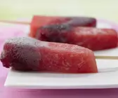Meloneneis am Stiel mit Fruchtsaft
