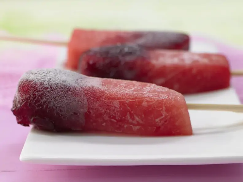 Meloneneis am Stiel mit Fruchtsaft
