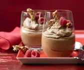 Mousse au chocolat mit Pinienkern-Krokant