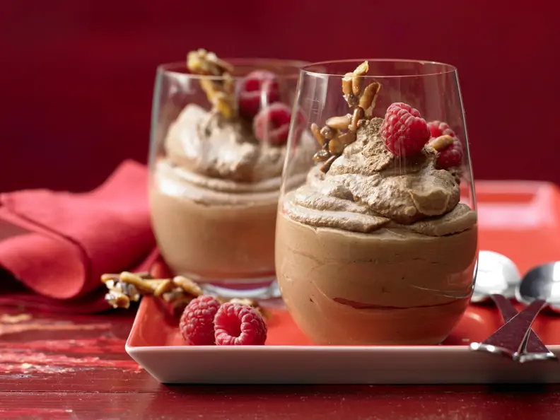 Mousse au chocolat mit Pinienkern-Krokant