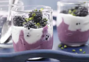 Brombeer-Schichtjoghurt