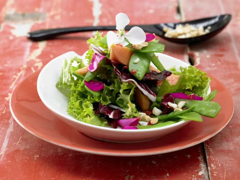Zuckerschotensalat mit Papayastreifen
