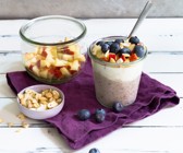 Buchweizen-Proats mit Apfel, Heidelbeeren und Cashewkernen