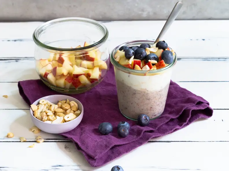 Buchweizen-Proats mit Apfel, Heidelbeeren und Cashewkernen