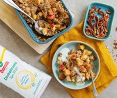 Apfel-Nuss-Crumble mit Joghurt-Vanille-Sauce