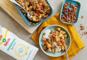 Apfel-Nuss-Crumble mit Joghurt-Vanille-Sauce