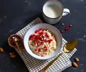 Chai-Porridge mit Granatapfelkernen