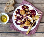 Apfel-Bete-Carpaccio mit Ziegenkäse und Honig-Dinkel-Crunch