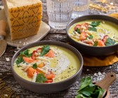 Kartoffelcremesuppe mit Meerrettich, Räucherlachs, Apfel und Grana Padano