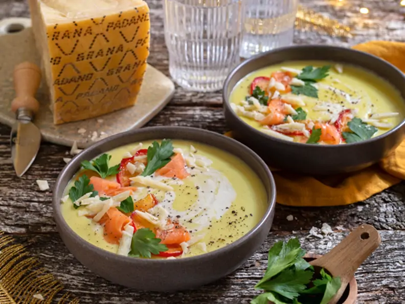 Kartoffelcremesuppe mit Meerrettich, Räucherlachs, Apfel und Grana Padano