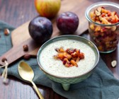 Golden Leinsamen-Pudding mit Pflaumen-Apfel-Topping