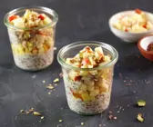 Buttermilch-Leinsamen-Pudding mit Apfelwürfeln
