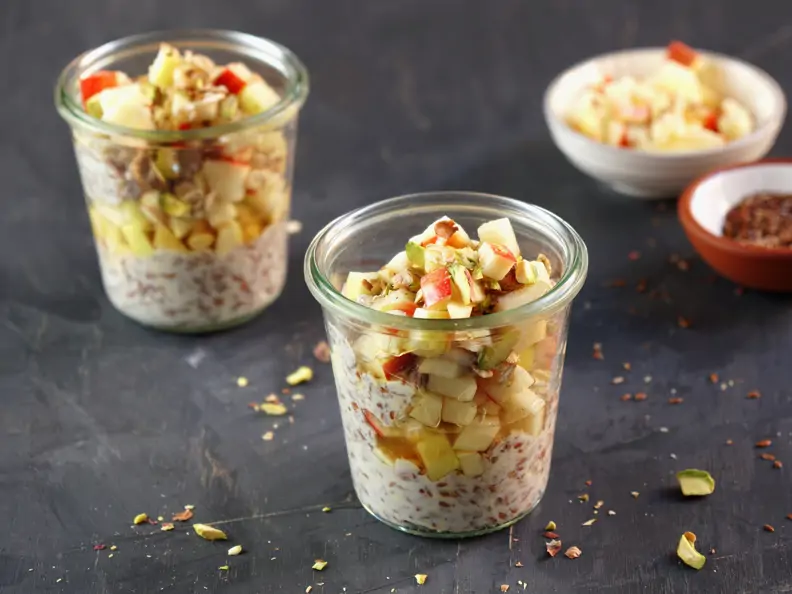 Buttermilch-Leinsamen-Pudding mit Apfelwürfeln