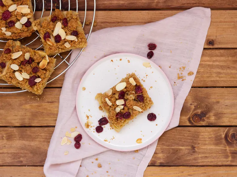 Apfelkuchen aus Ölteig mit Cranberries und Streuseln