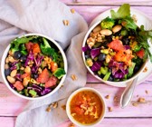 Salat-Bowl mit Heidelbeeren und Grapefruit-Kurkuma-Dressing